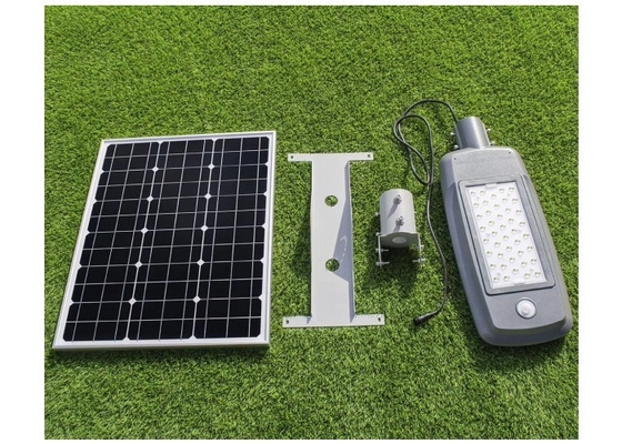 Luz de calle accionada solar durable del LED 5500K IP65 50W con el panel solar rotativo